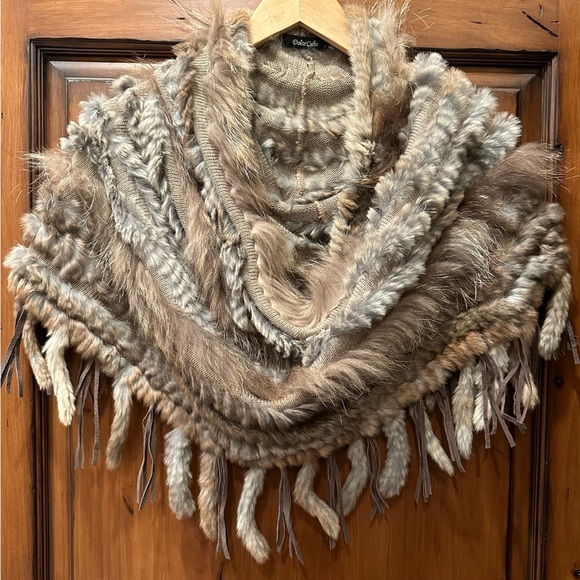 Beautiful Dolce Cabo Fur Pancho in Cream/ Brown color - Picture 1 of 7